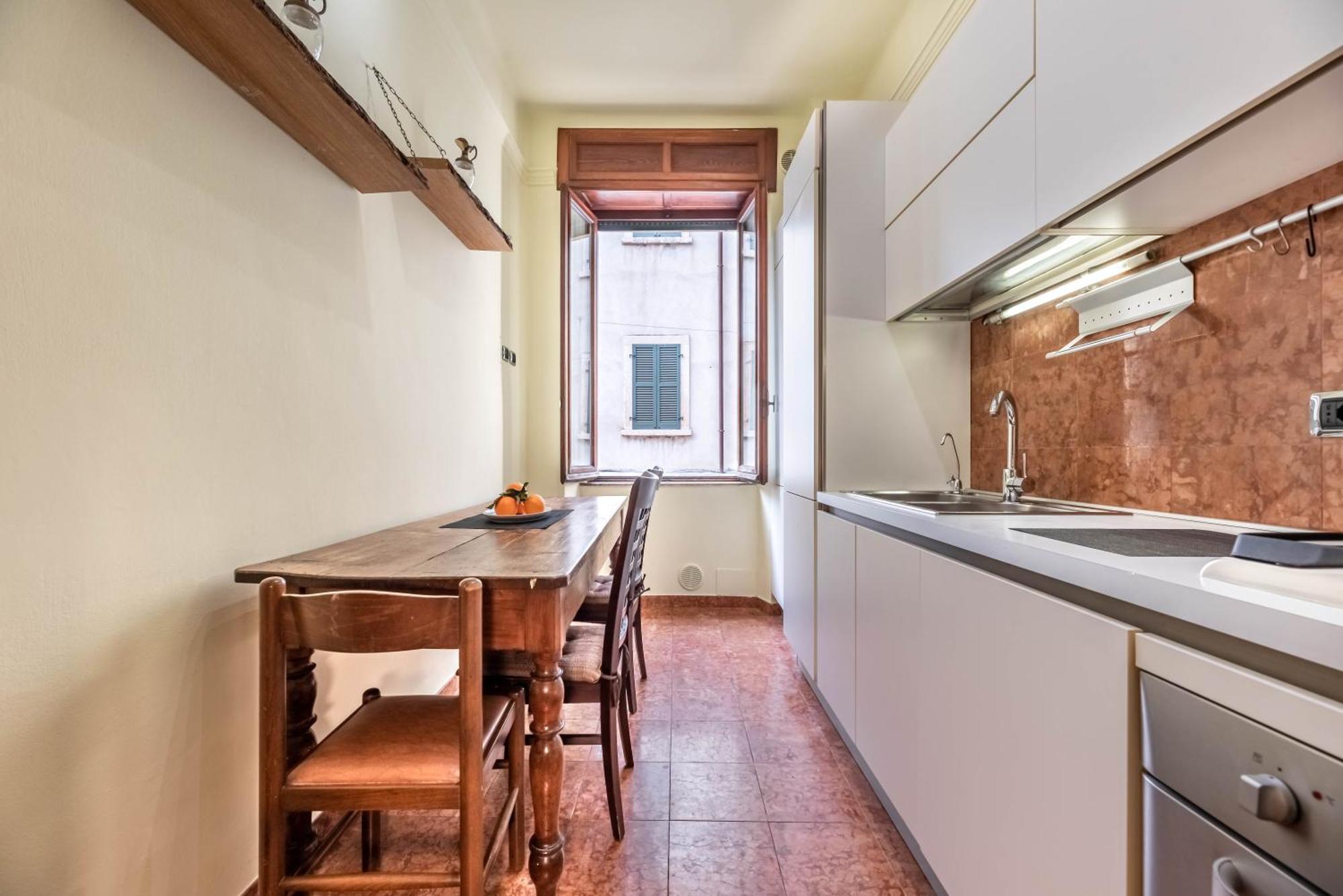 Piazza Isolo Central Apartment เวโรนา ภายนอก รูปภาพ