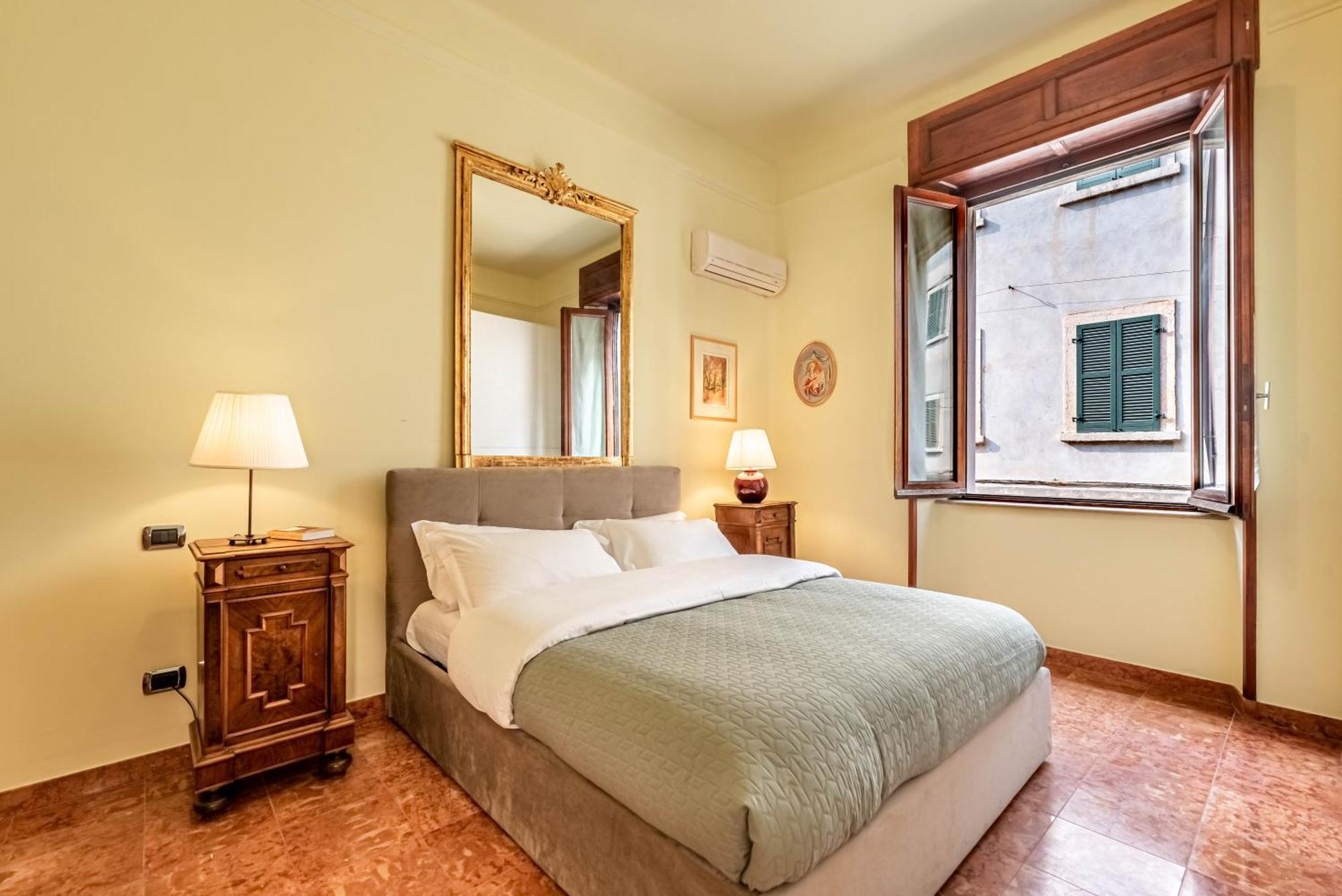 Piazza Isolo Central Apartment เวโรนา ภายนอก รูปภาพ