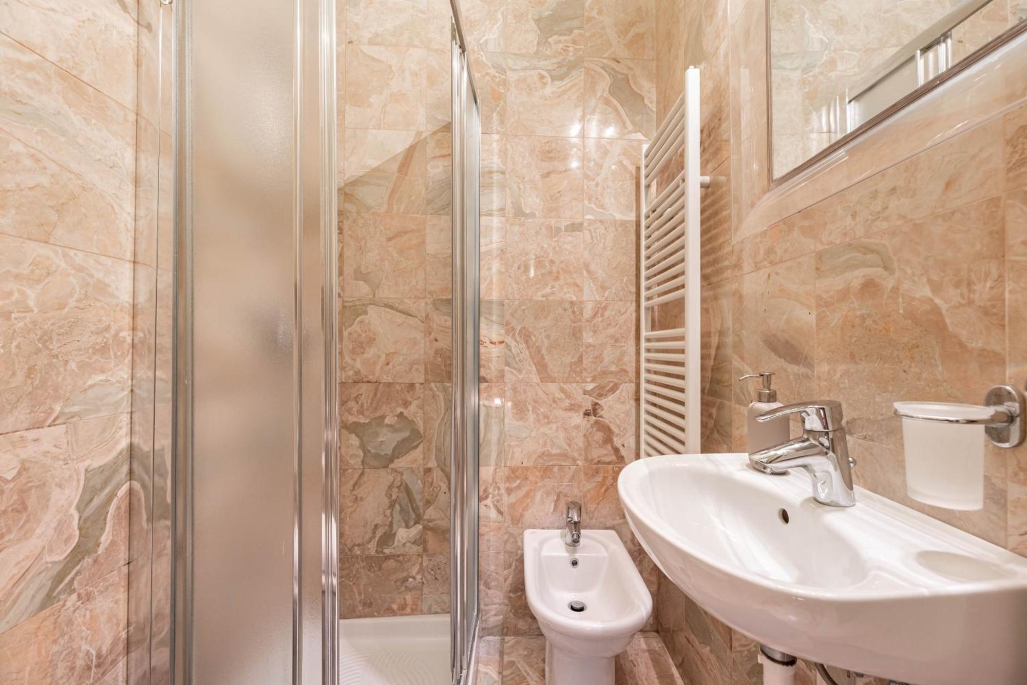 Piazza Isolo Central Apartment เวโรนา ภายนอก รูปภาพ
