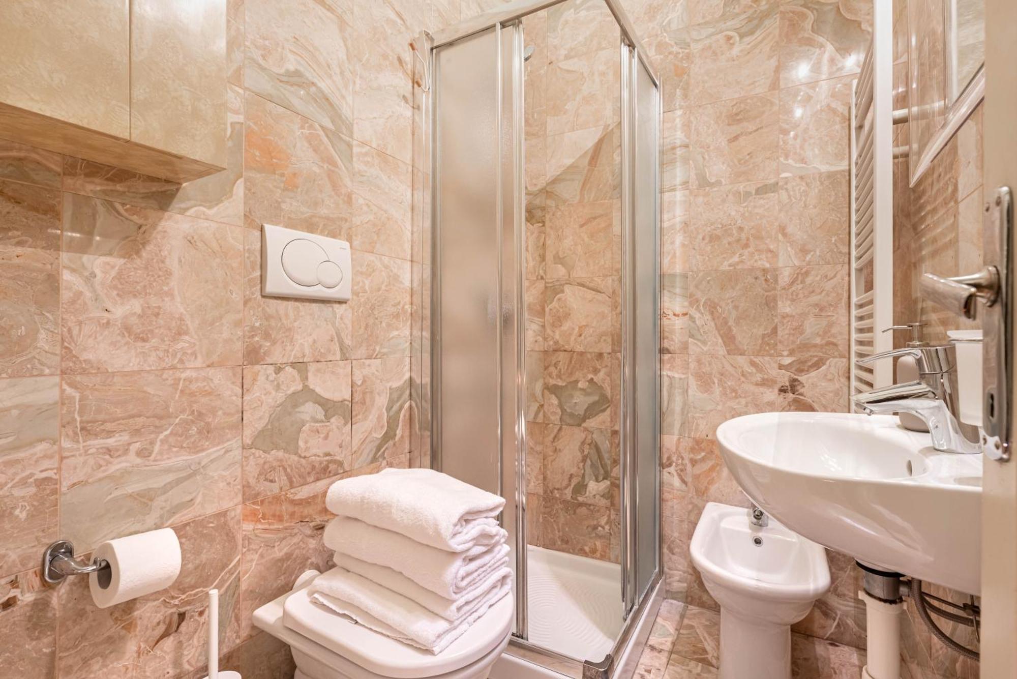 Piazza Isolo Central Apartment เวโรนา ภายนอก รูปภาพ