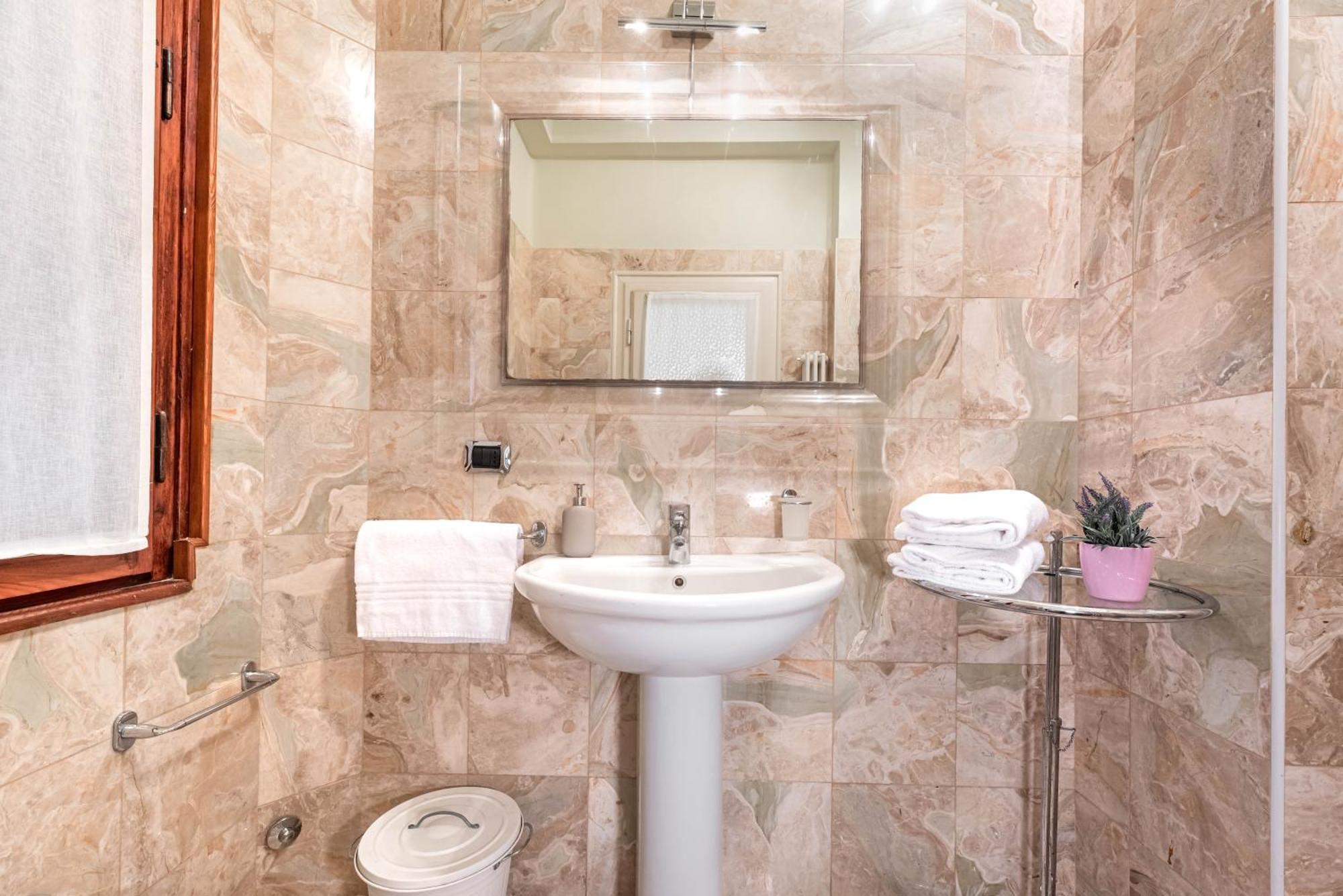 Piazza Isolo Central Apartment เวโรนา ภายนอก รูปภาพ