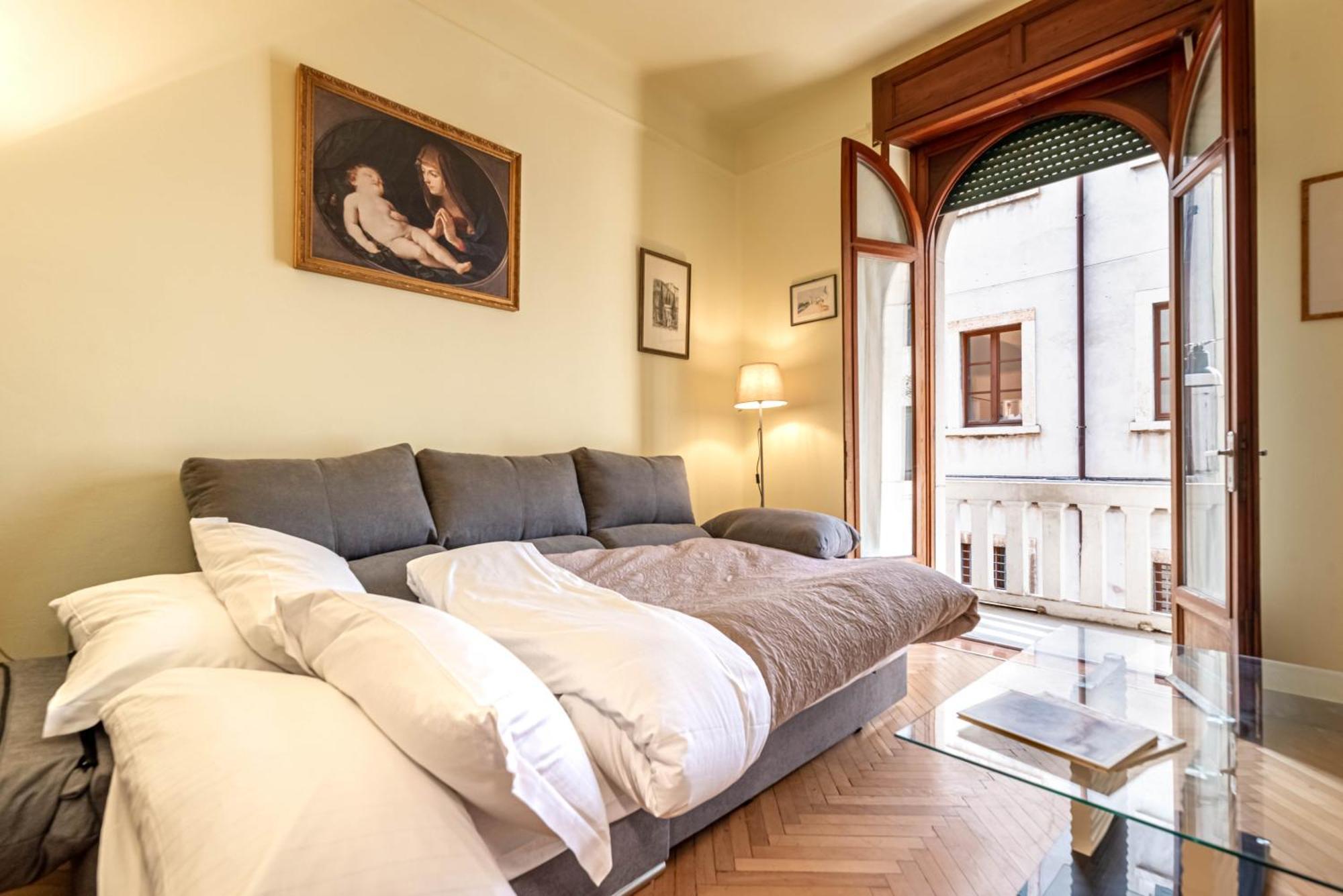 Piazza Isolo Central Apartment เวโรนา ภายนอก รูปภาพ