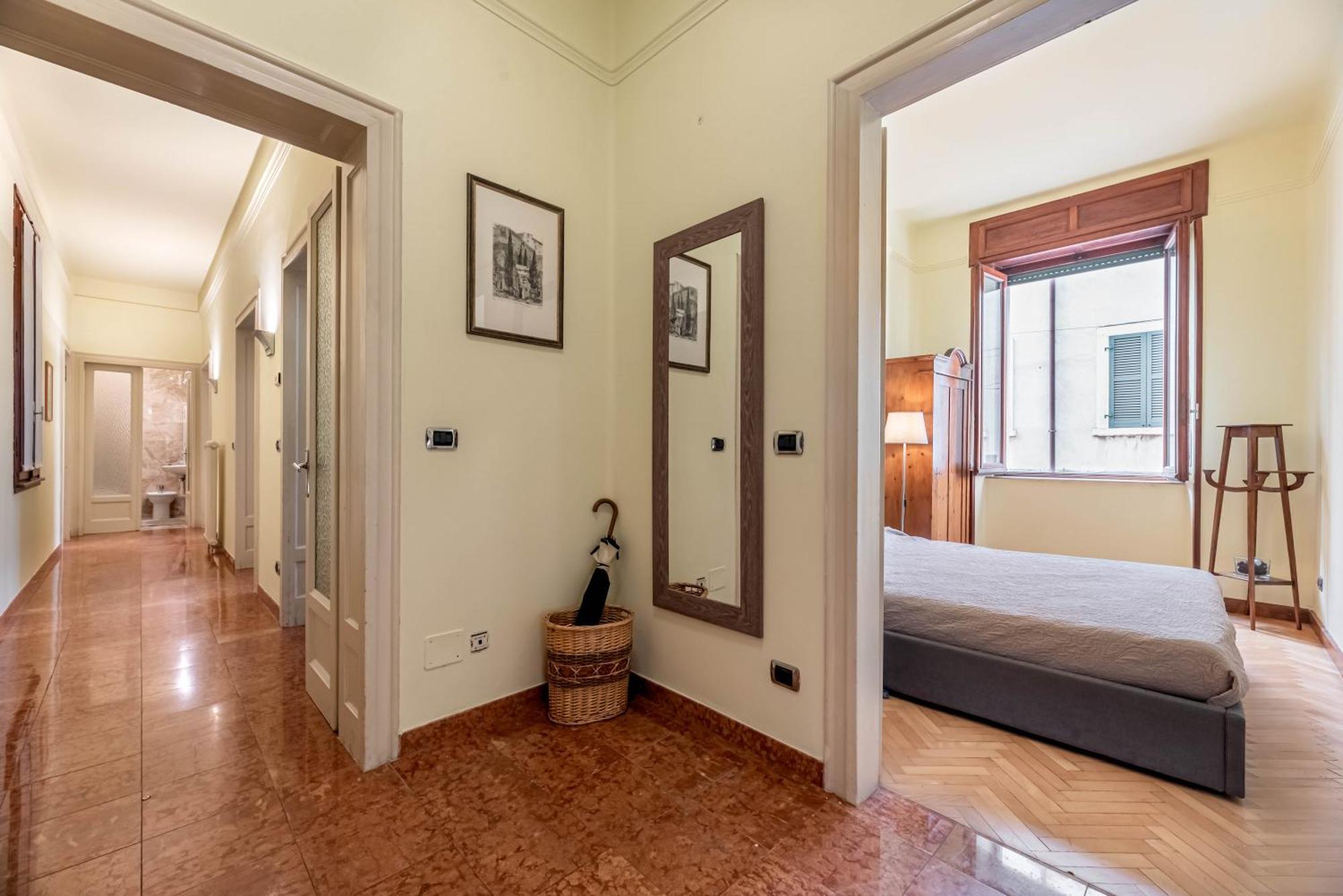 Piazza Isolo Central Apartment เวโรนา ภายนอก รูปภาพ