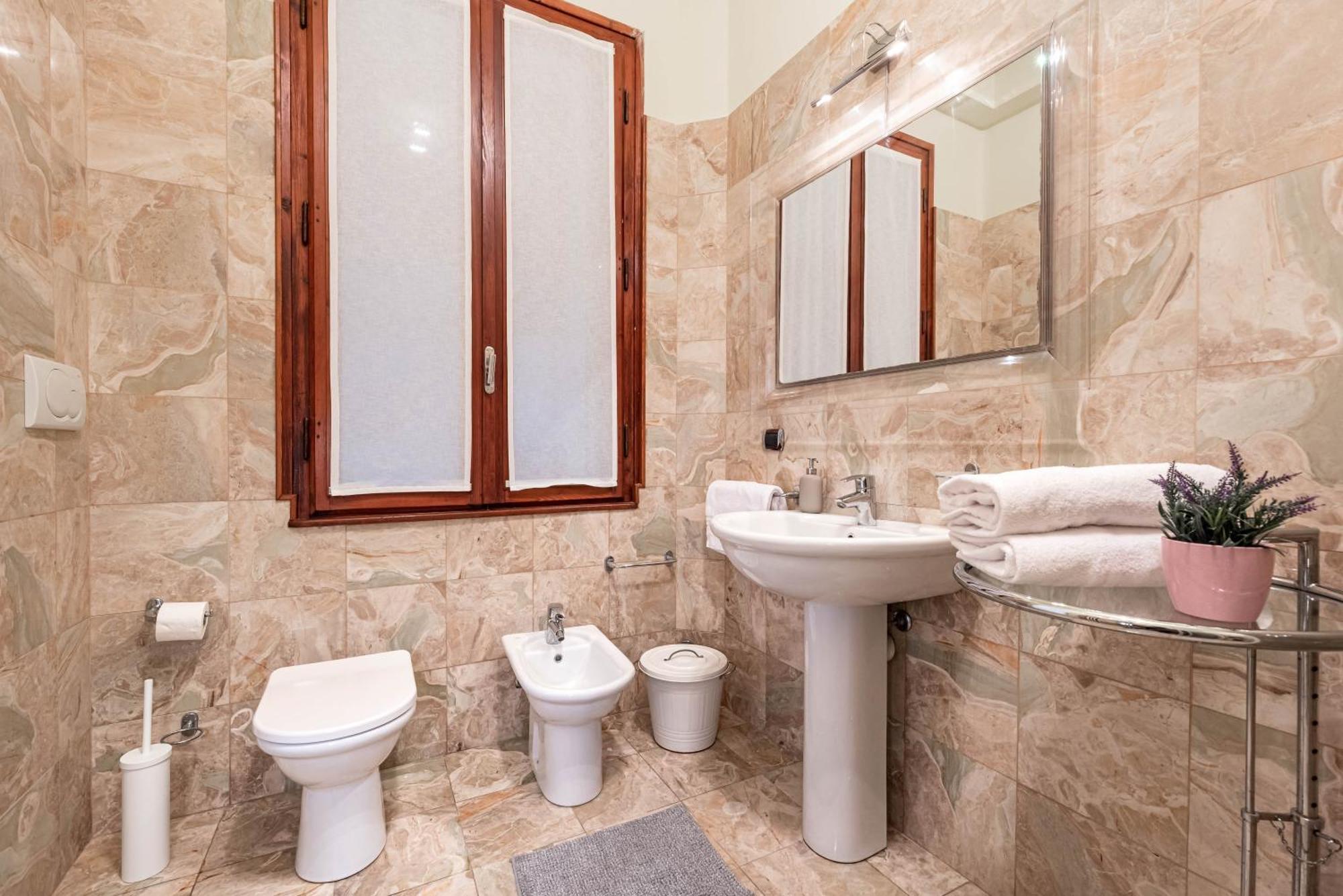 Piazza Isolo Central Apartment เวโรนา ภายนอก รูปภาพ