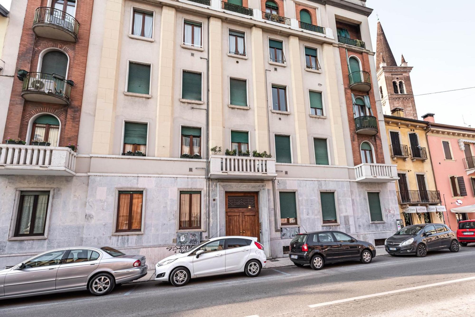 Piazza Isolo Central Apartment เวโรนา ภายนอก รูปภาพ